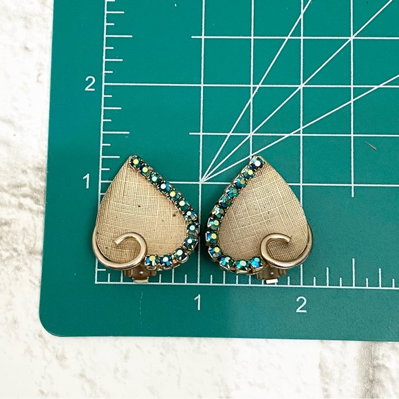 Vintage Unsigned Inverted Heart Light Gold-tone with AB Crystals Clip Earrings - Picture 9 of 14